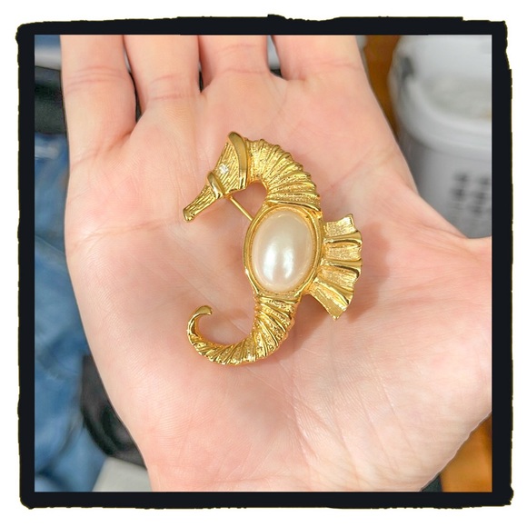 💕Beautiful Gold Tone Vintage Seahorse Pin / Brooch with Faux Pearl Cabochon💕 - Picture 4 of 5